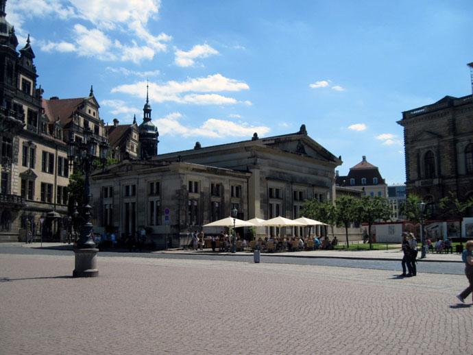 ドレスデン歌劇場のボックスオフィス棟  夜のゼンパーオペラ @Semperoper Dresden