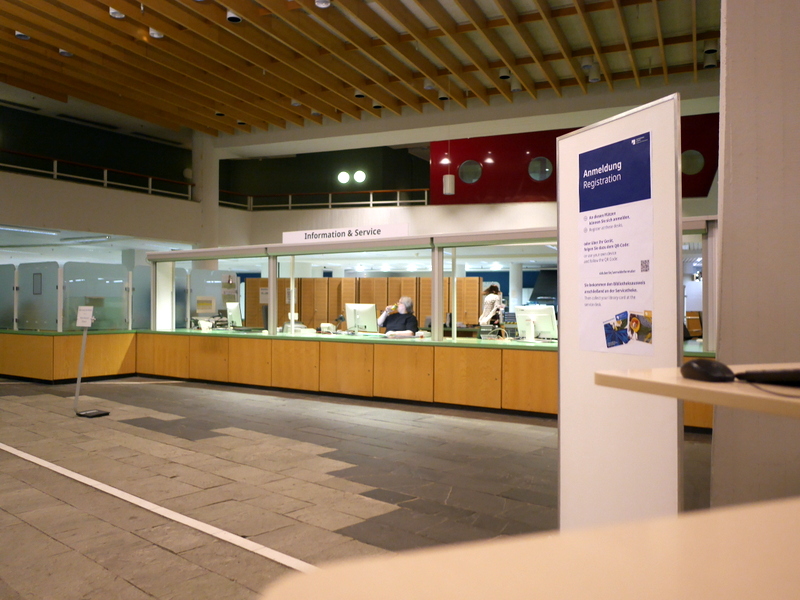ポツダム館のインフォメーションデスク @Staatsbibliothek zu Berlin Haus Potsdamer Straße