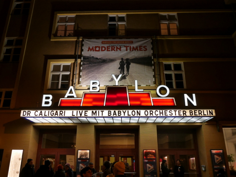映画『モダン・タイムス』垂れ幕 @Kino Babylon Berlin
