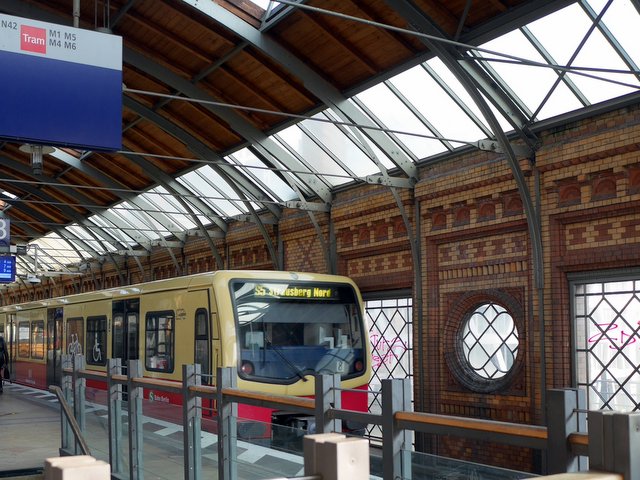 ハッケシャー マルクト駅のホーム