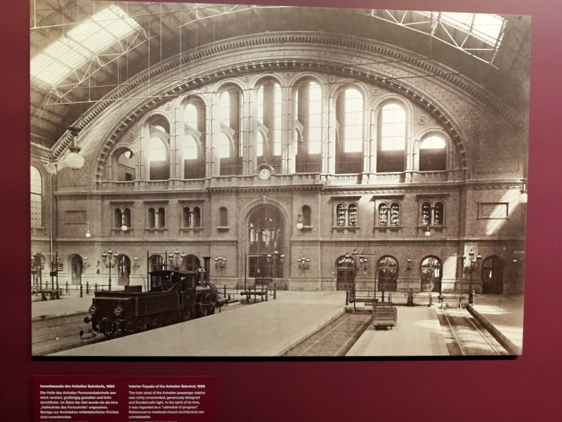  1880年当時の駅構内（ドイツ技術博物館の展示パネル）