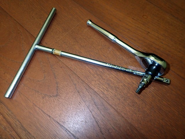 ラチェットにアダプタでビットソケットを取付けてある。下はT型スライドソケットハンドル