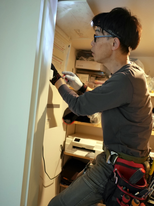 配電盤チェック中の鈴木氏