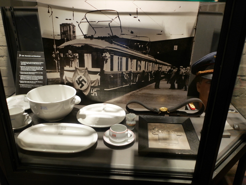 1938年にウィーン国鉄本部から送られたコーヒーカップなど @Deutsches Technikmuseum Berlin