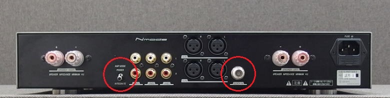 Nmode X-PM7 MKII の背面 外部クロック入力用のBNCコネクターとパワーアンプ切換えスイッチ