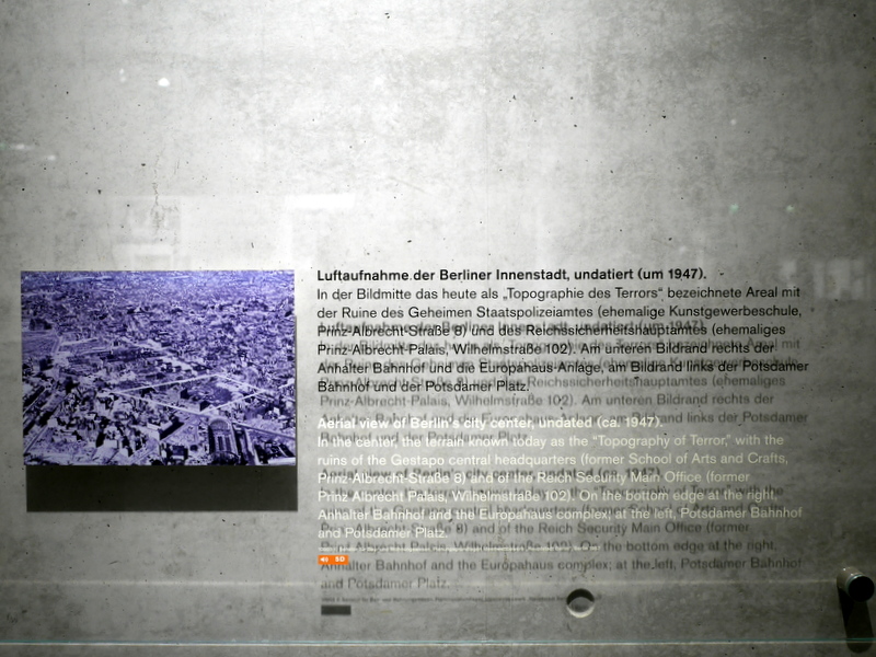1947年頃の建物周囲の写真と解説 中央が当施設で右下は大きなアンハルター駅 @Dokumentationszentrum Topographie des Terrors