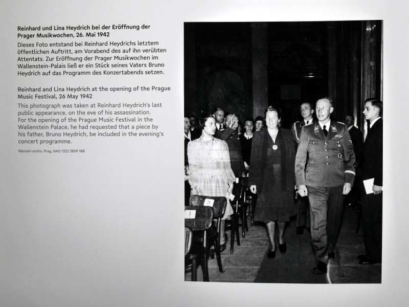 暗殺される前夜プラハ音楽祭の開幕式に出席したラインハルトと妻リナ・ハイドリヒ-1942年5月26日 @Dokumentationszentrum Topographie des Terrors