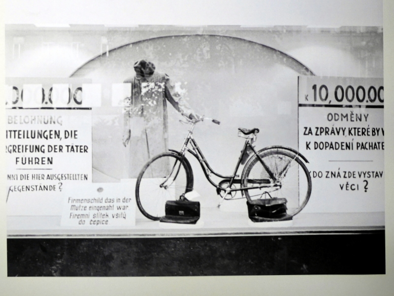 暗殺者の所有物が並ぶショーウィンドウ @Dokumentationszentrum Topographie des Terrors