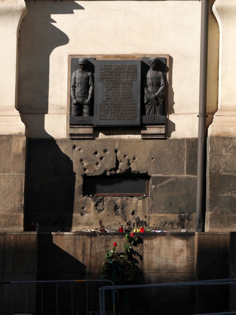 水攻めのホースが入れられる地下室の通風口(外側)@Národní památník hrdinů heydrichiády