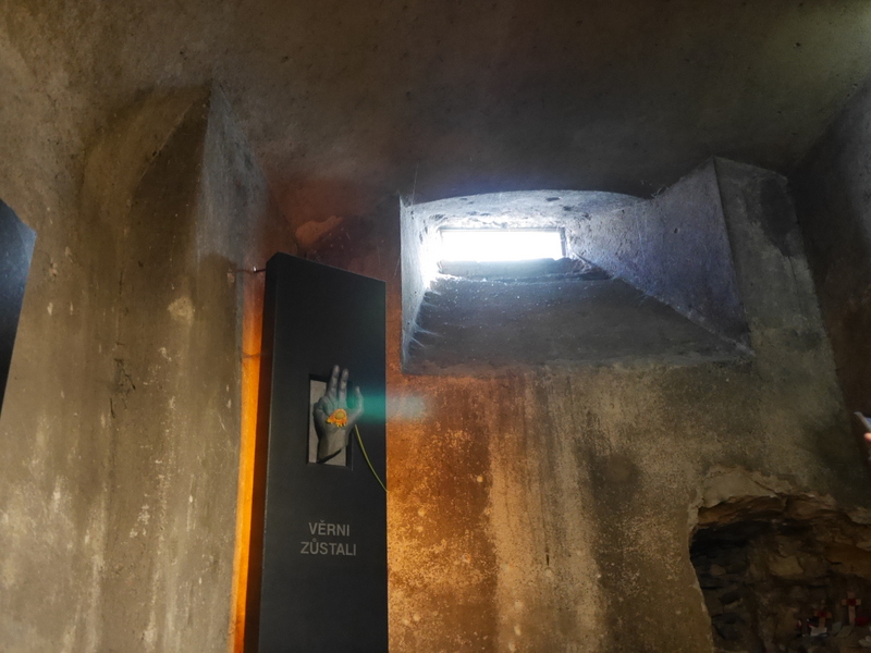 水攻めのホースが入れられる地下室の通風口(内側)@Národní památník hrdinů heydrichiády