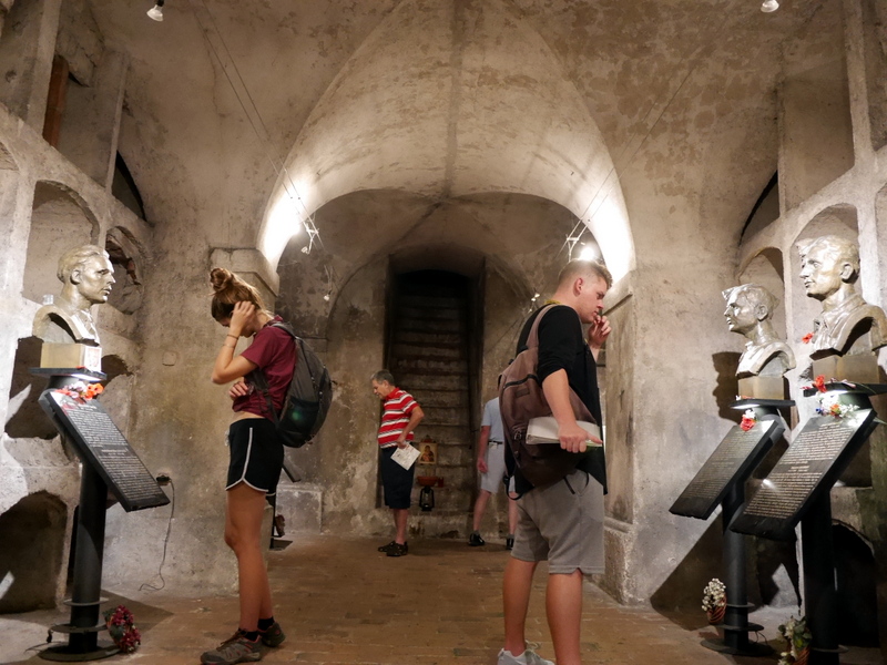 博物館の見学者も多い、奥は礼拝堂に上がる階段 @Národní památník hrdinů heydrichiády