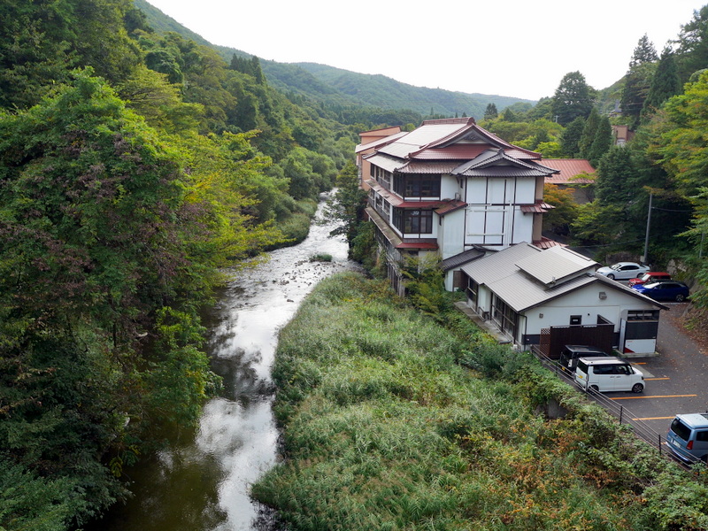 藤三旅館全景 @近くの赤い橋から