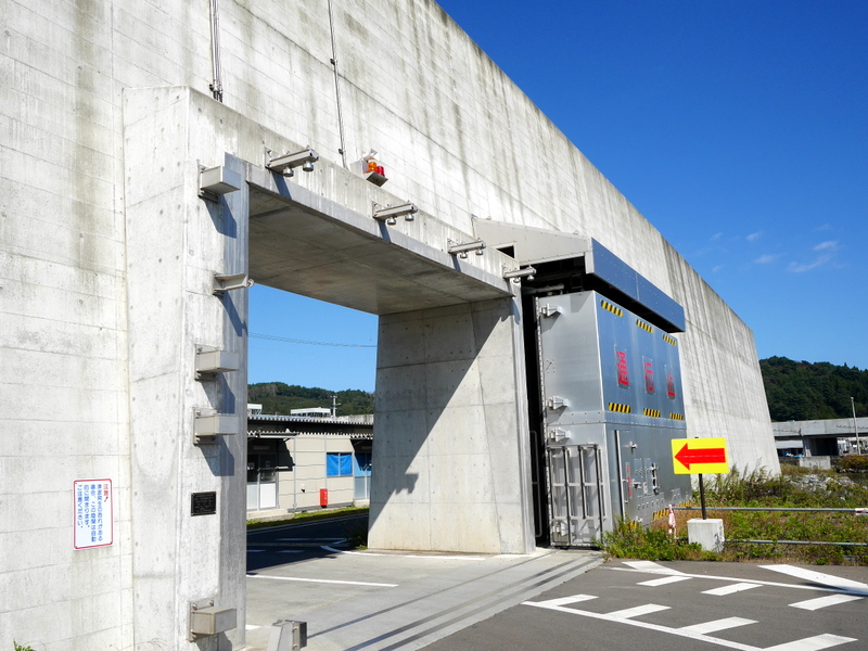 防波堤の分厚い扉 @田老