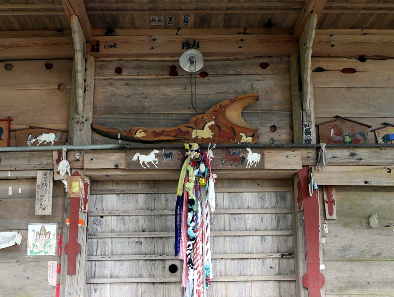 お堂周囲は馬だらけ @遠野七観音・栃内観音