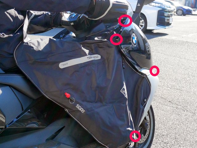 留め場所は片側4ヶ所の合計8ヶ所