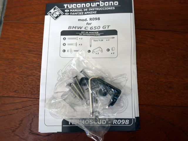 付属のネジなどパーツ類