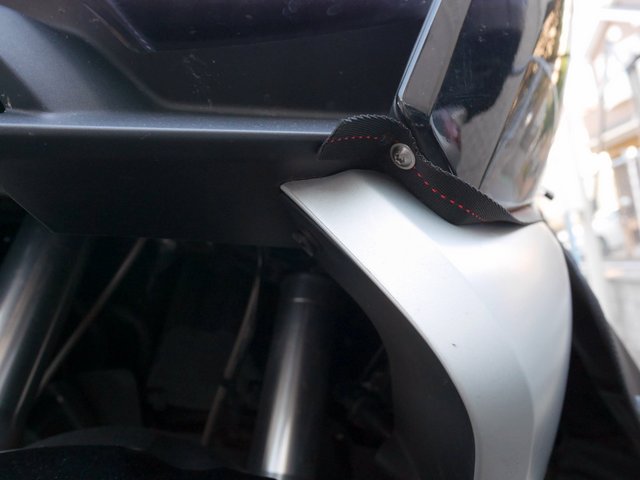 ライト下の留めネジ