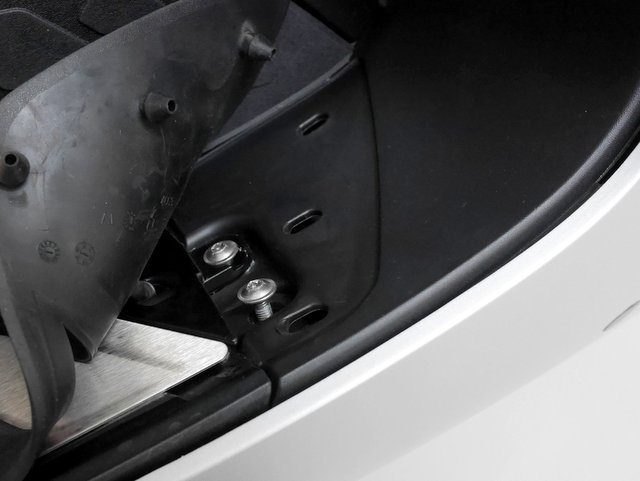 フットマット下の2つのネジ