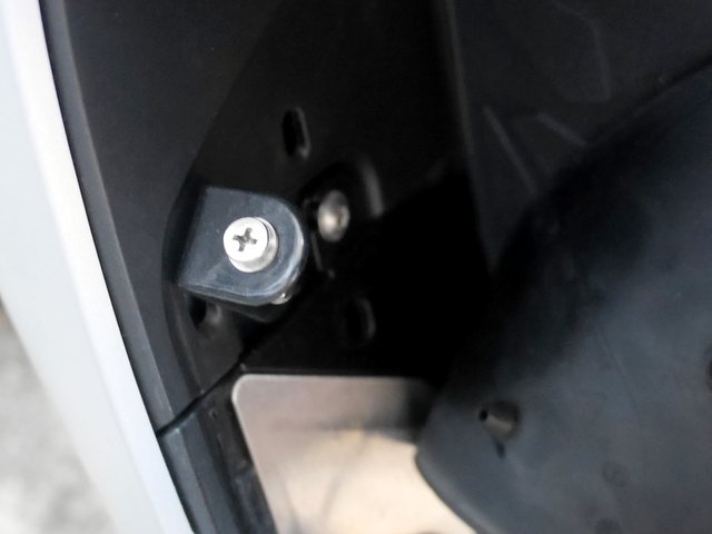 L字金具にネジとナットをつけた状態