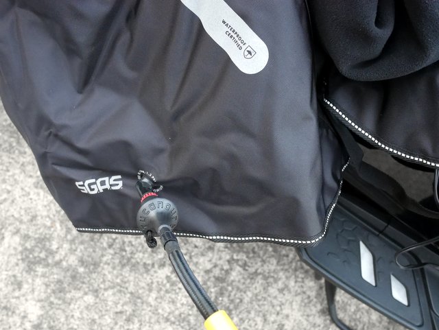 レッグカバーから飛び出しているチューブ