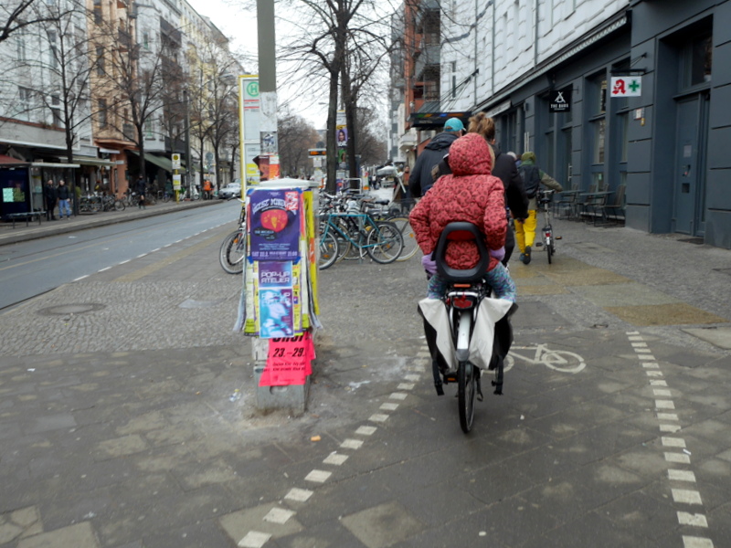 蚤の市付近の坂を駆け上がるママチャリ