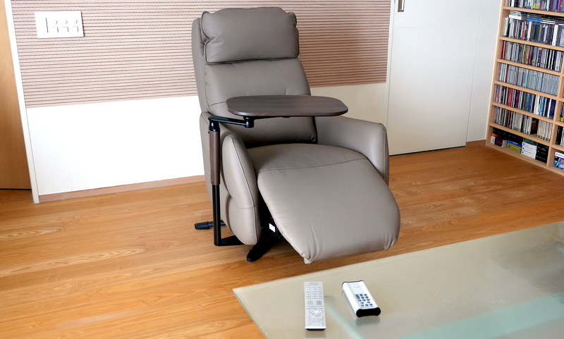 オーディオリスニングに最適な椅子 / ニトリの電動リクライニングチェア 4モーターで耳の位置を調整し音が一変+CD整理にスチールワゴン「トロリ」