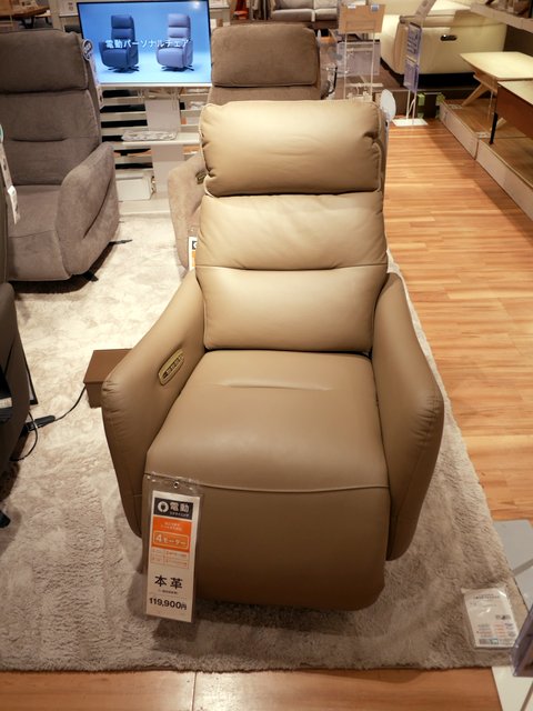 電動リクライニングパーソナルチェア 4モーター @ニトリ店舗にて