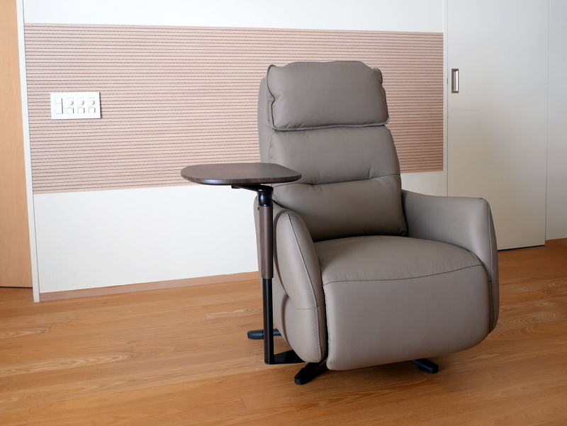 今回購入したニトリの電動リクライニングパーソナルチェア、背後は木質吸音材「TOPAK Q-on」