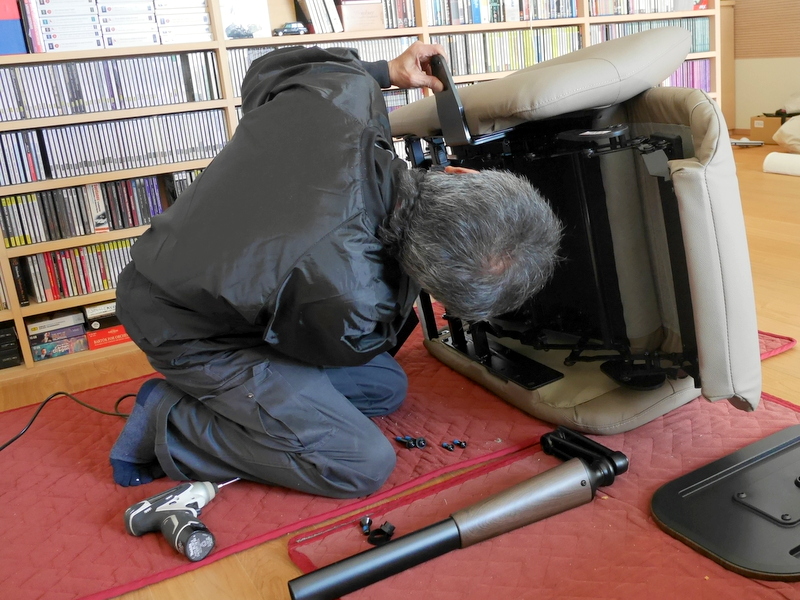 専用テーブルを取付け中