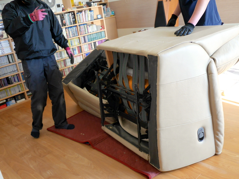 古いソファの解体作業
