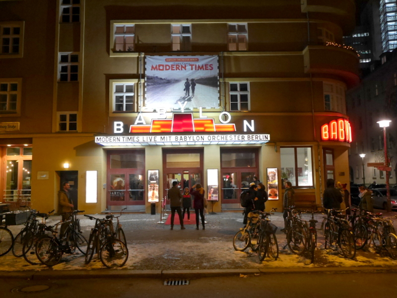 映画館前に並ぶ駐輪バー @BABYLON in Berlin