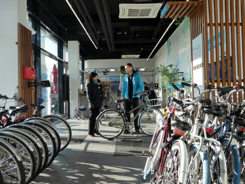 Swapfiets店内で説明を受ける様子 @Swapfiets Berlin