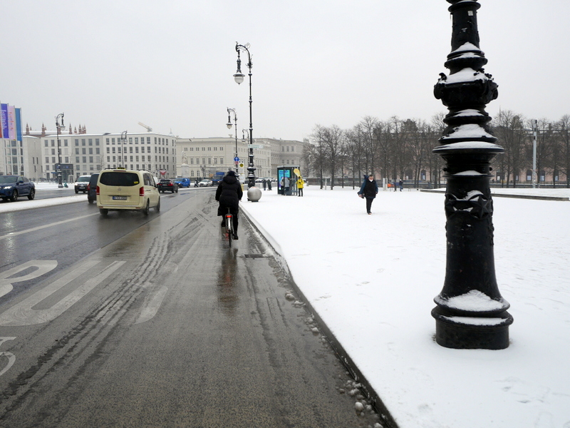 自転車走行レーンは除雪済み @Unter den Linden