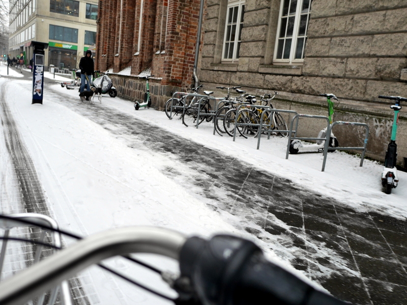 至る所に駐輪用のバーが設置されている @Berlin