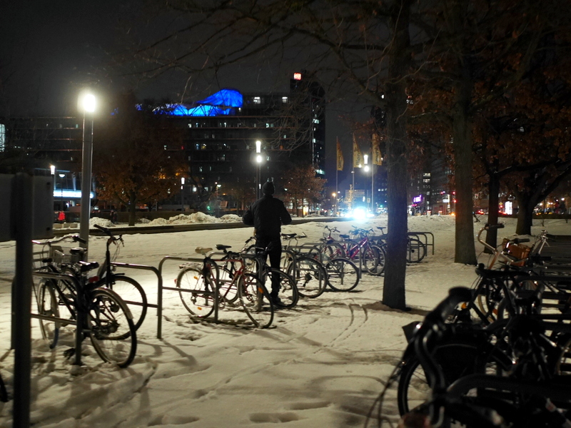 フィルハーモニーの駐輪所、雪の晩でもほぼ満車状態 @Berliner Philharmonie