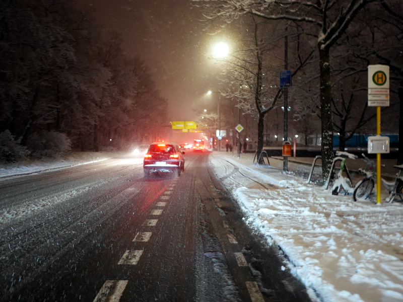 深夜雪のベルリンを走る @Potsdamer Platz