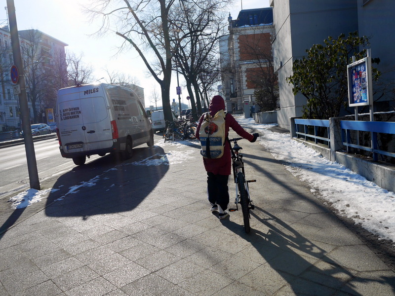 自転車を押して坂を登る @Mehringdamm