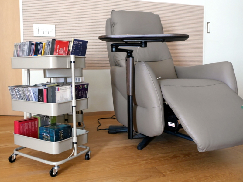 リクライニングチェアとキャスター付きワゴン