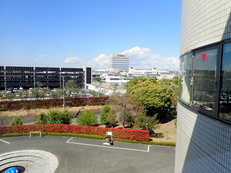 コミュニケーションプラザの周囲はヤマハ発動機村となっている