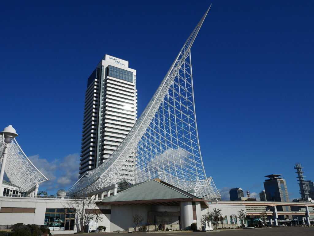 神戸海洋博物館とカワサキワールドの外観