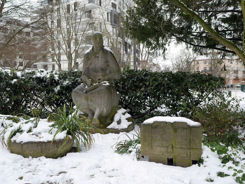 瓦礫の女像 Trümmerfrau-Denkmal（瓦礫の女 終戦直後男手のないなかでベルリンの復興を成し遂げた女性たち）の像 @ノイケルンのハーゼンハイデ国民公園